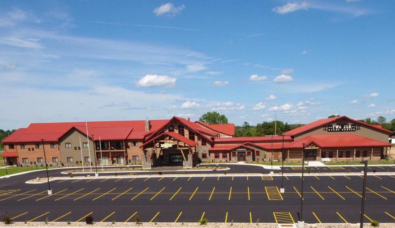 The Lodge At Mauston Exterior photo